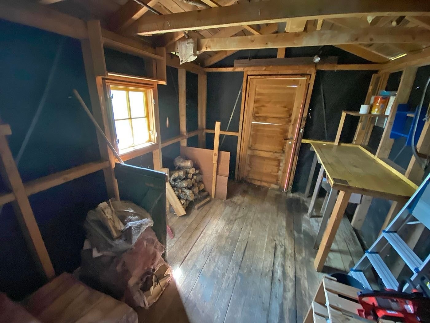 Uthus/Utebod med plass for ved. Galleribilde