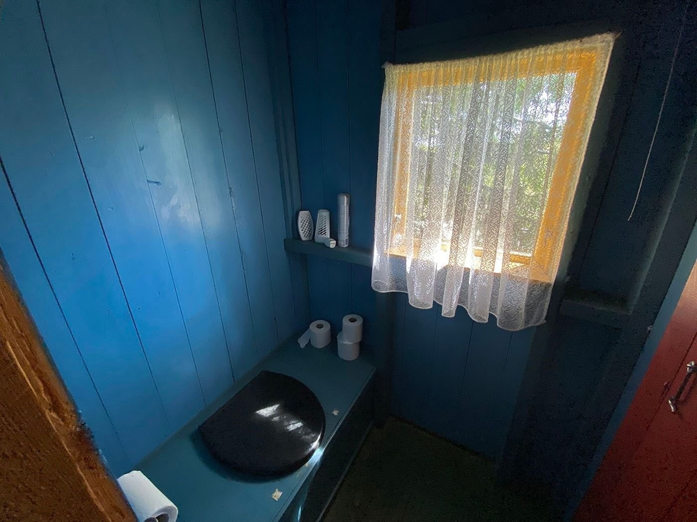 Utedo i uthuset Galleribilde