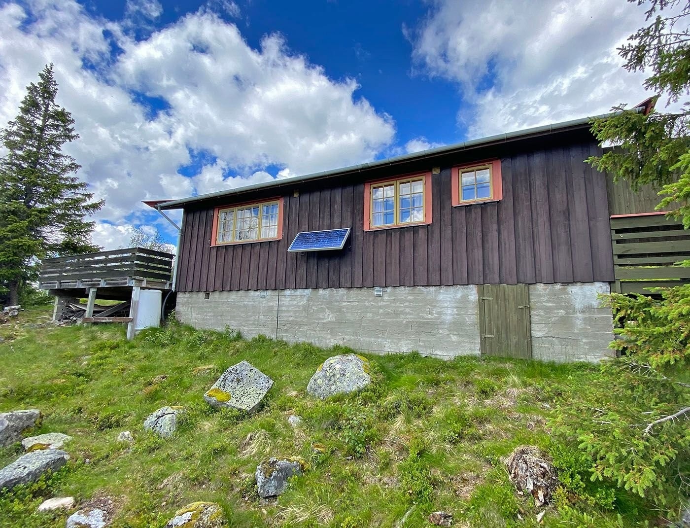 Sydeveggen på hytta. Galleribilde