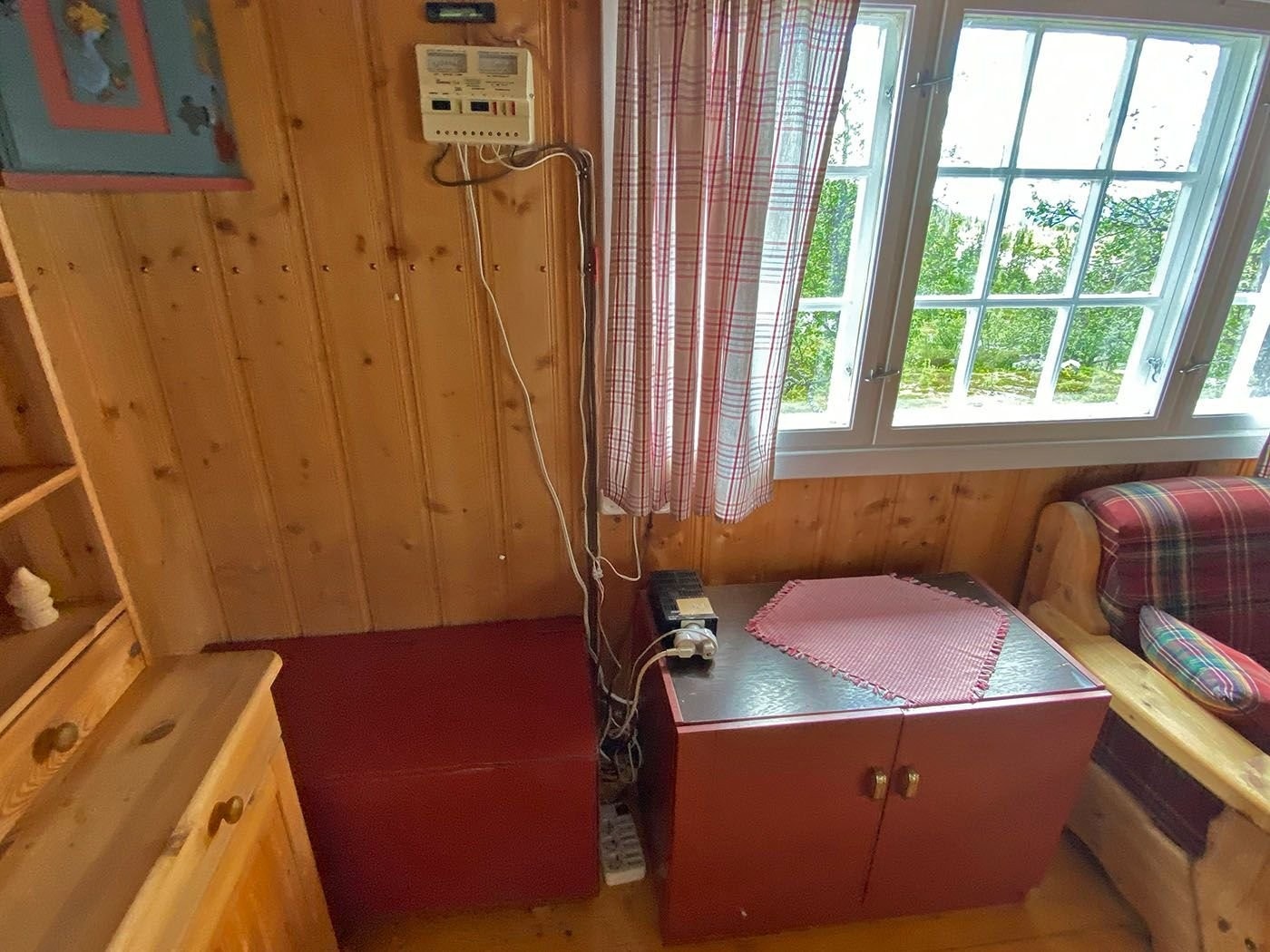 Lade-elektronikk for solcelle panel. 2x12V batterier i skap under Galleribilde