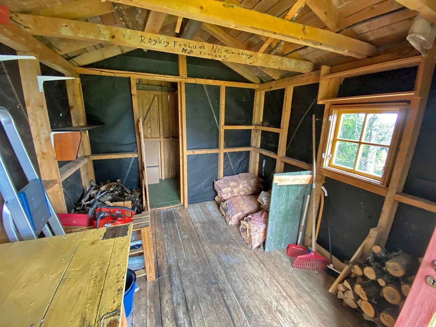 Uthus/Utebod med plass for ved. Utedo innerst i gangen. Galleribilde