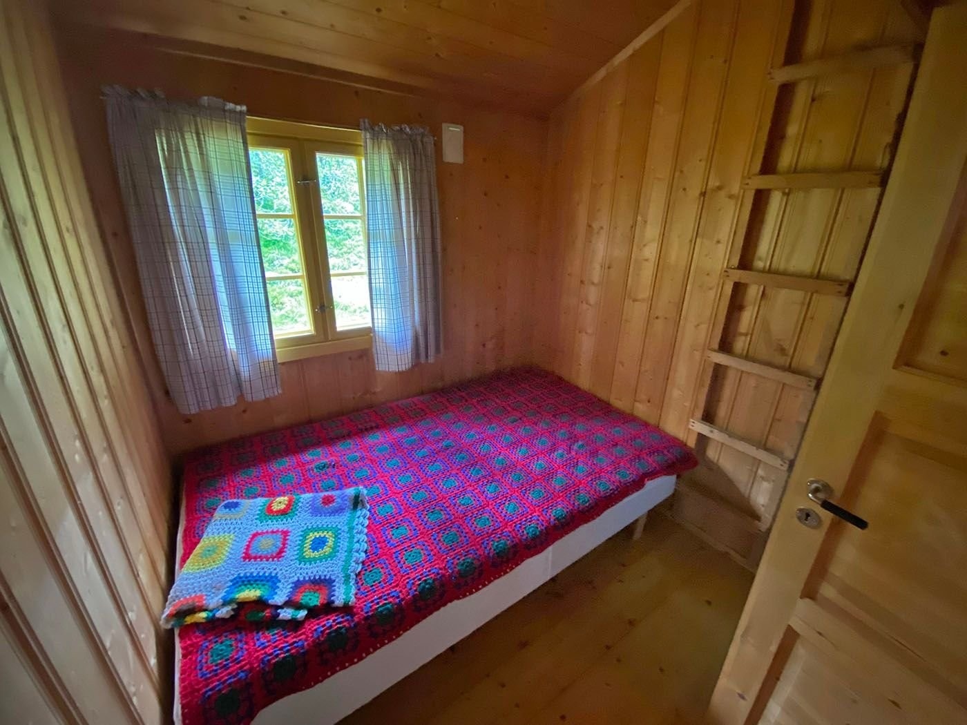 Soverom 1 med 2 sengeplasser pluss 1 over dør. Galleribilde