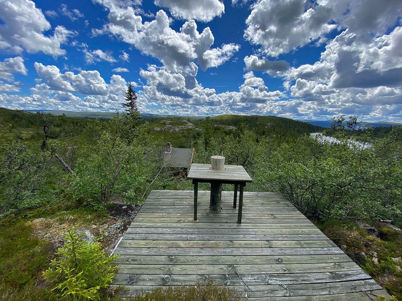 Usjenert sol-plass og Vibrasjonsfritt teleskop-feste beregnet for astrofoto. Meget god utsikt 180 grader sydover. Galleribilde