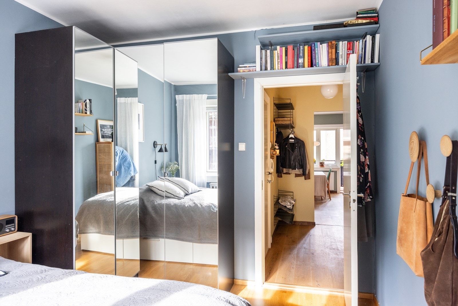 Rommet har også rikelig med oppbevaringsplass i en romslig garderobeskap. Galleribilde