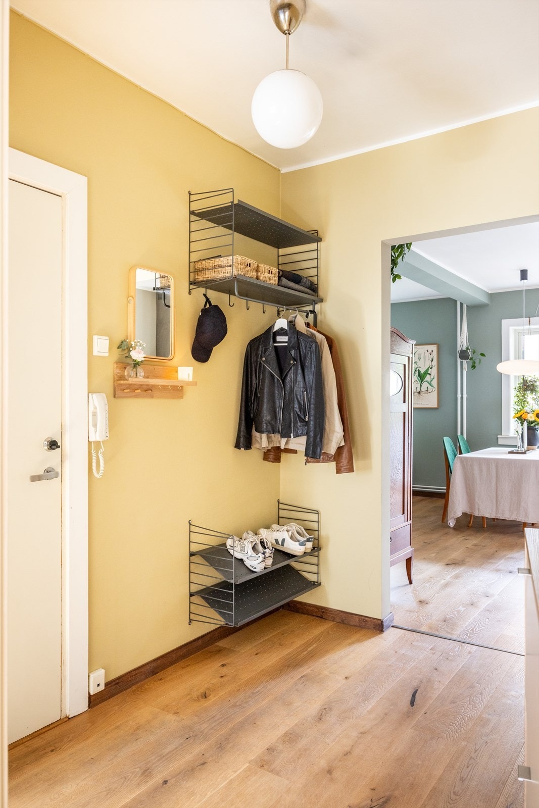 Velkommen inn! Leiligheten har en lys entré med god plass til oppbevaring av yttertøy og sko. Galleribilde