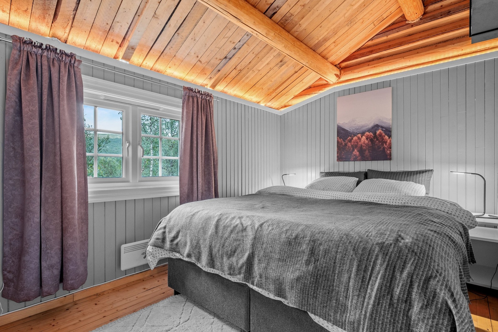 Hytta har tre soverom. Hovedsoverommet er på ca. 10 kvm. Galleribilde