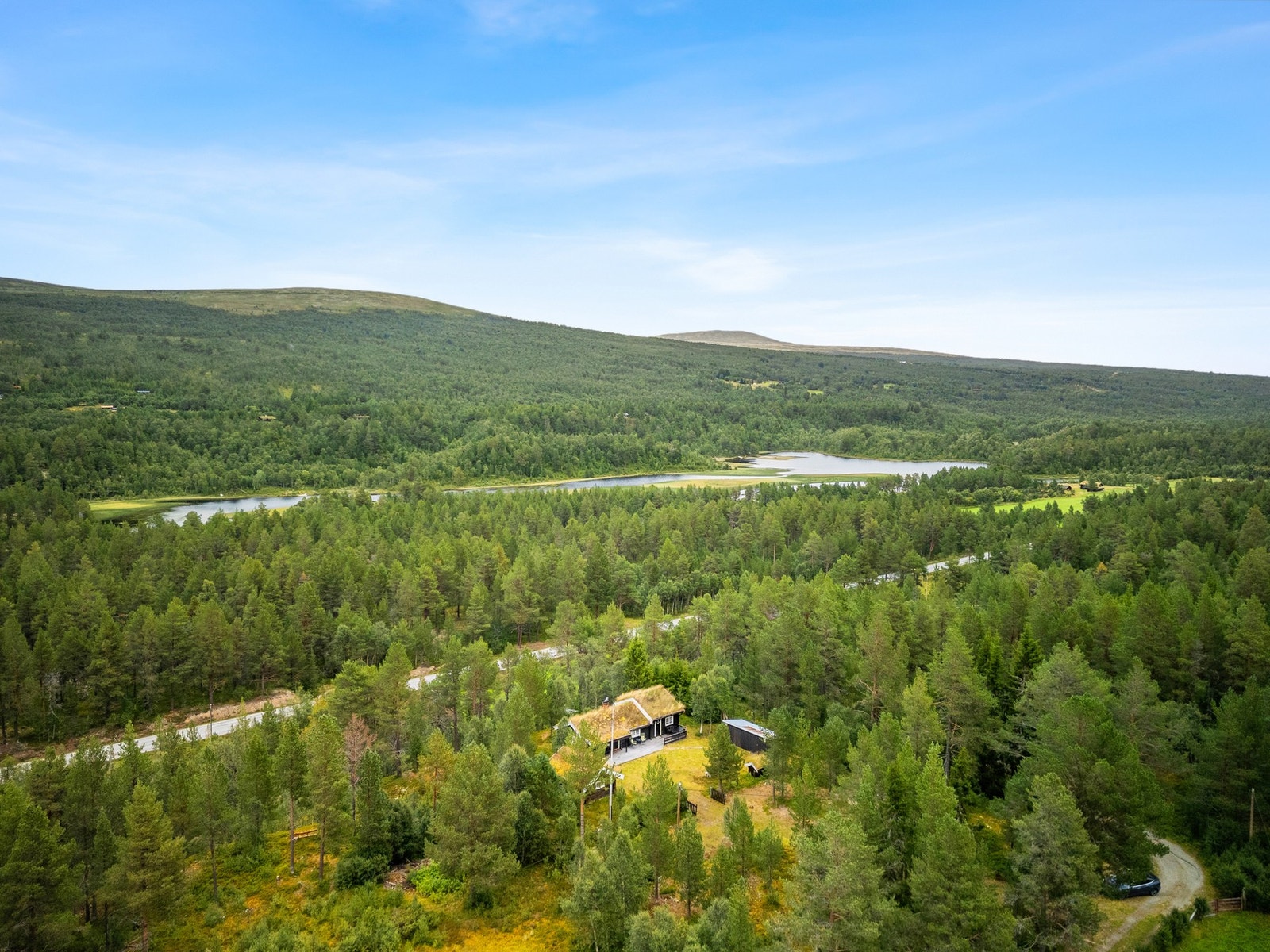 Eiendommen ligger like ved Høen og elva Nøra. Galleribilde