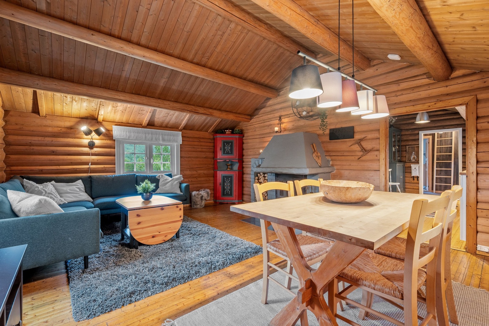 Stua er på ca. 22 kvm, med god takhøyde og flere møbleringsmuligheter. Galleribilde