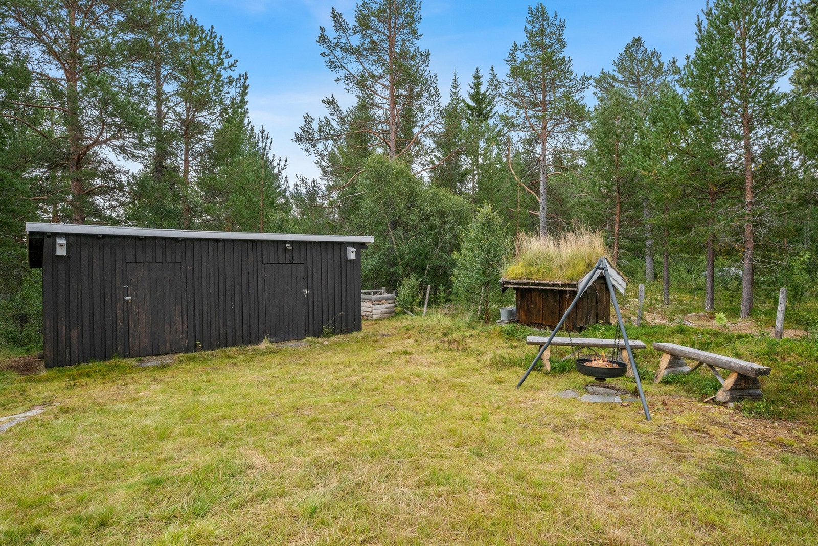 Tomta er inngjerdet og består i hovedsak av naturtomt og tun. Galleribilde