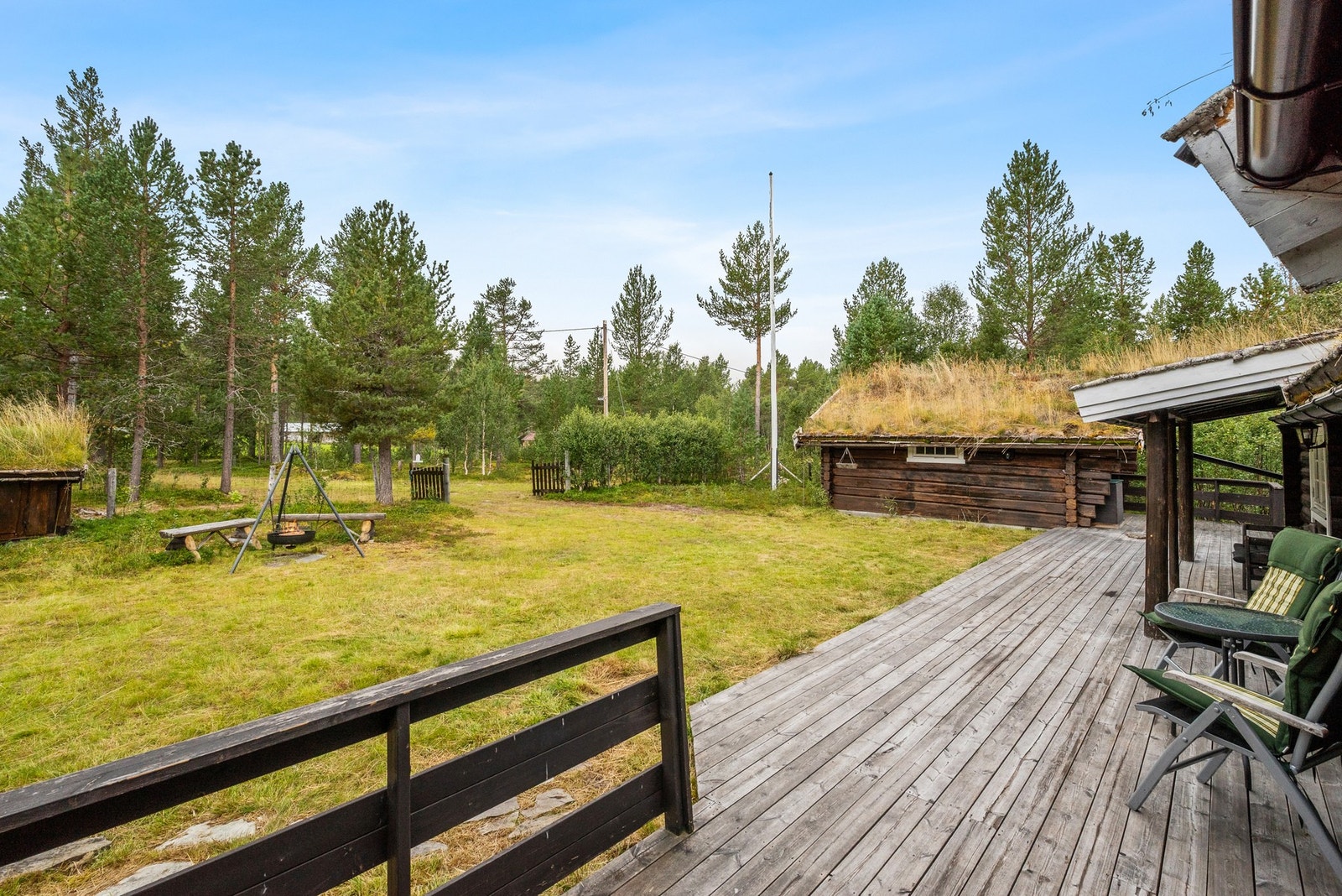 Tomta er på ca. 710 kvm, med skjermet beliggenhet fra naboer, trafikk og forbifarende. Galleribilde