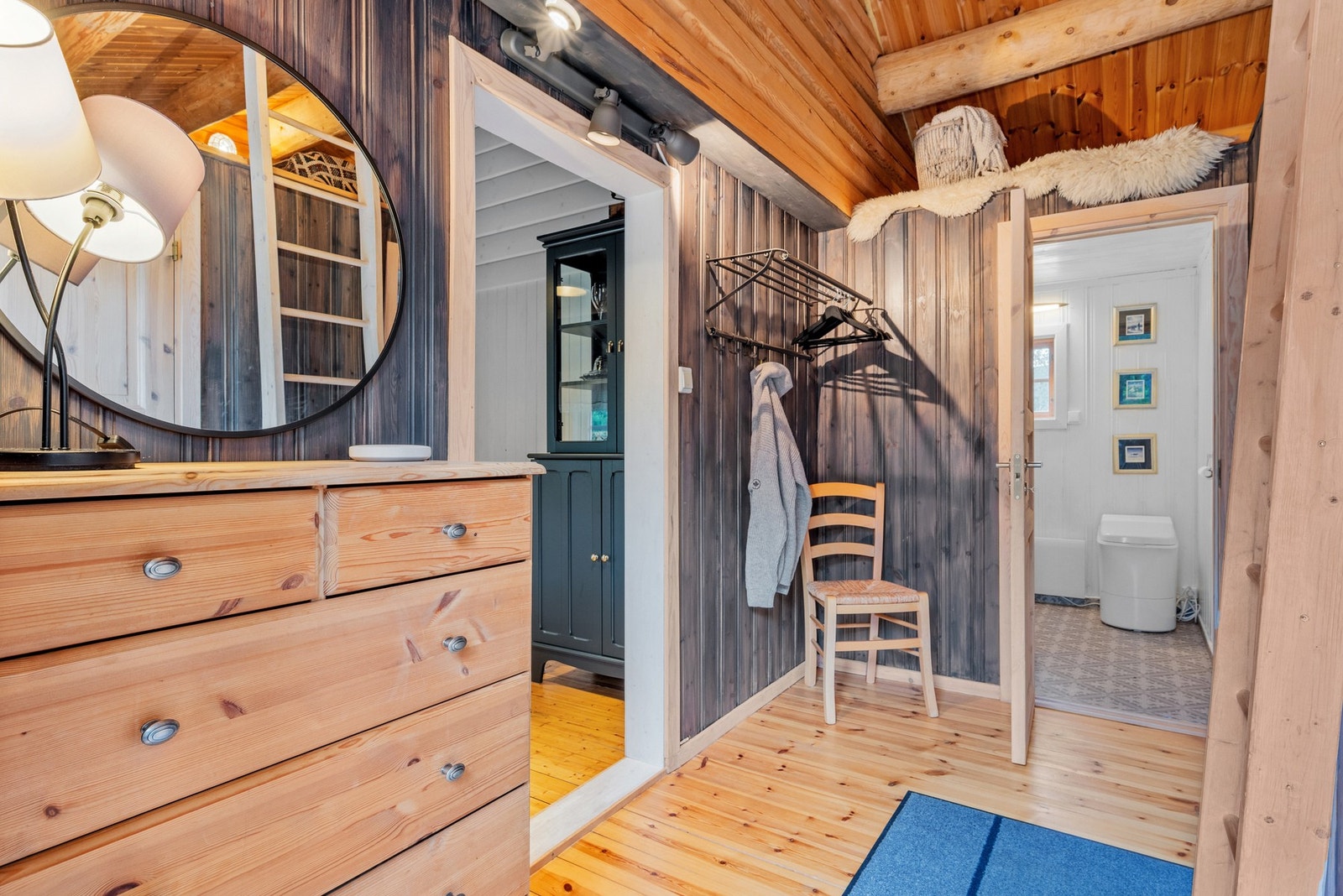 Romslig gang med god plass til bagasje, klær og utstyr. Galleribilde