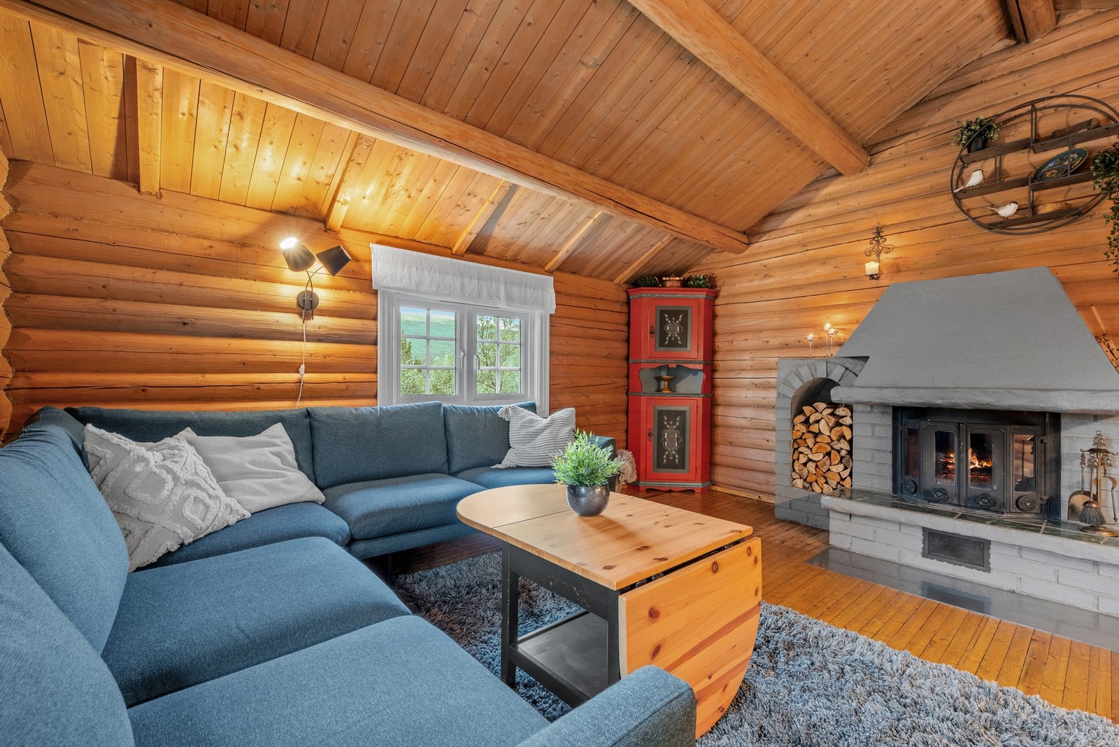 Hytta holder et gjennomgående tradisjonelt preg, med tømmervegger i tak og på vegg. Galleribilde