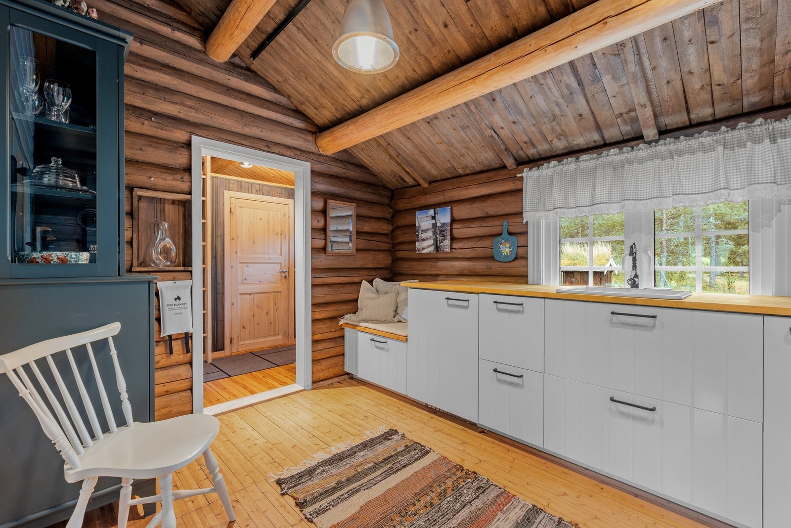 Her også det med gode takhøyden. Her er det også nedgang til teknisk rom i kjeller. Galleribilde