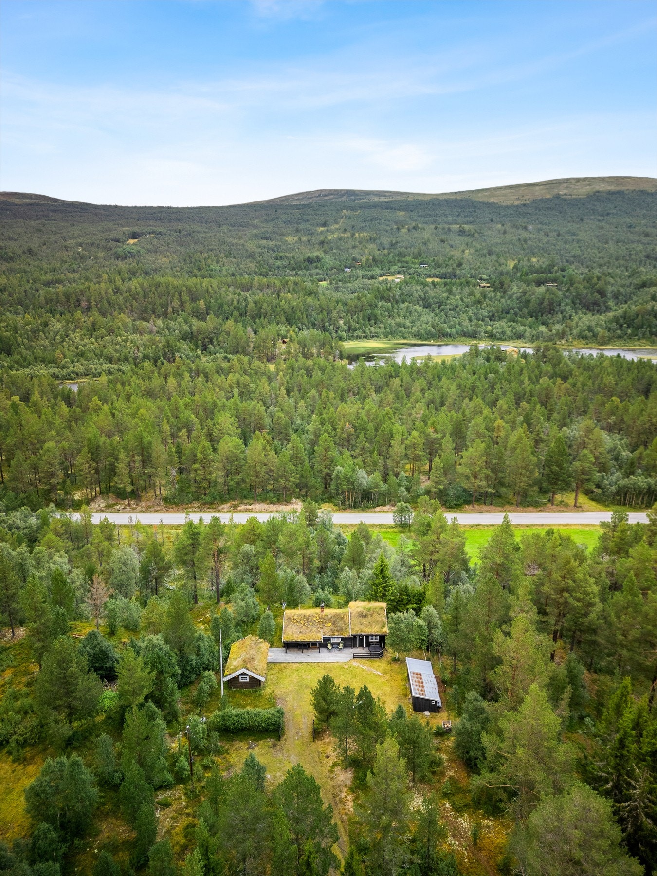 Det er enkel adkomst fra fylkesveien, ca. 19 km fra Røros. Galleribilde