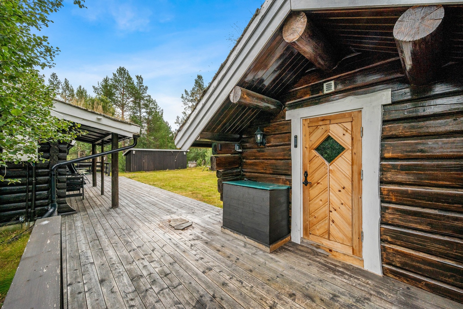 Annekset er forankret med terrassen til hytta, slik at man kan gå tørrskodd mellom. Galleribilde