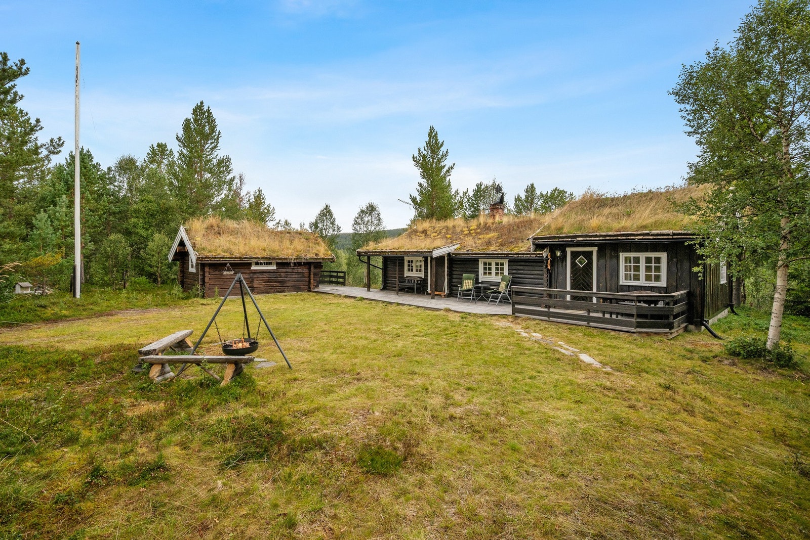 Her presenteres en flott og innholdsrik fritidseiendom, med skjermet beliggenhet ved Høen, i Os kommune. Galleribilde
