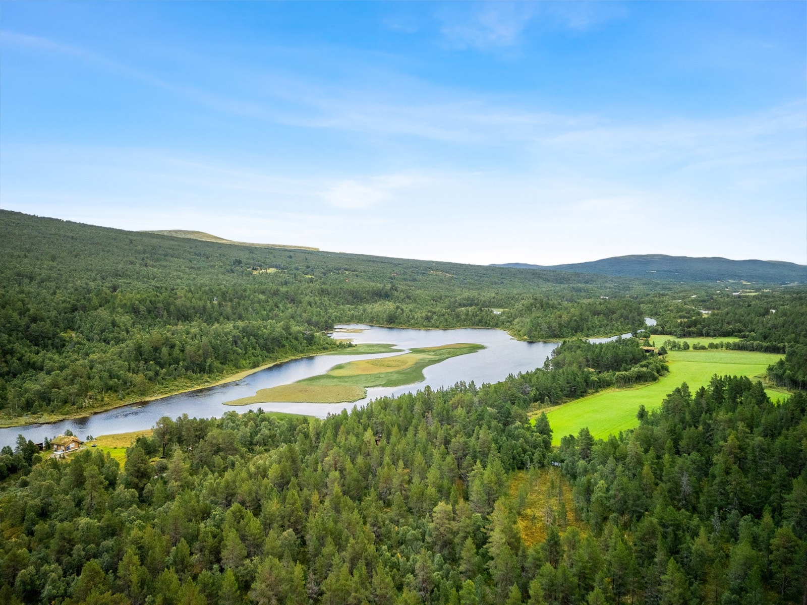 Hytta ligger ca. 700 m.o.h. Galleribilde