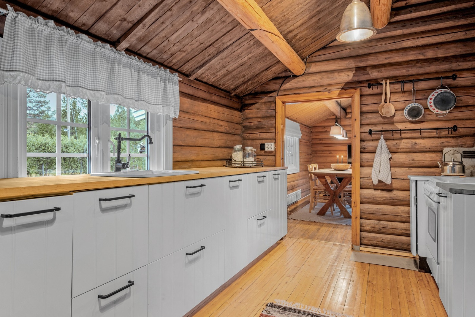 Kjøkkenet ble oppgradert rundt 2017, og fremstår som lyst og delikat. Galleribilde