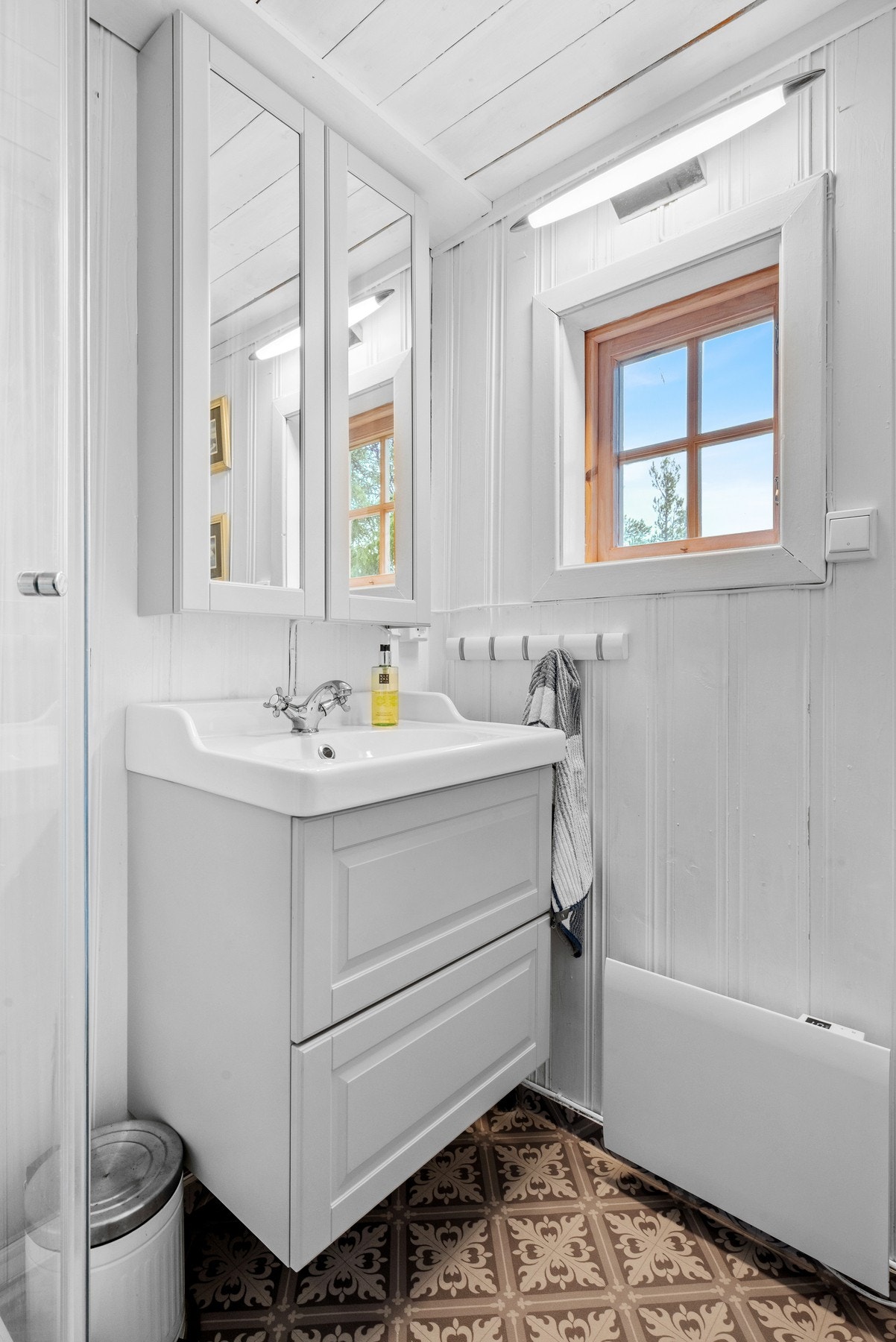 Hytta har vann fra eget oppkomme, og infiltrasjonsgrøft for gråvann. Galleribilde