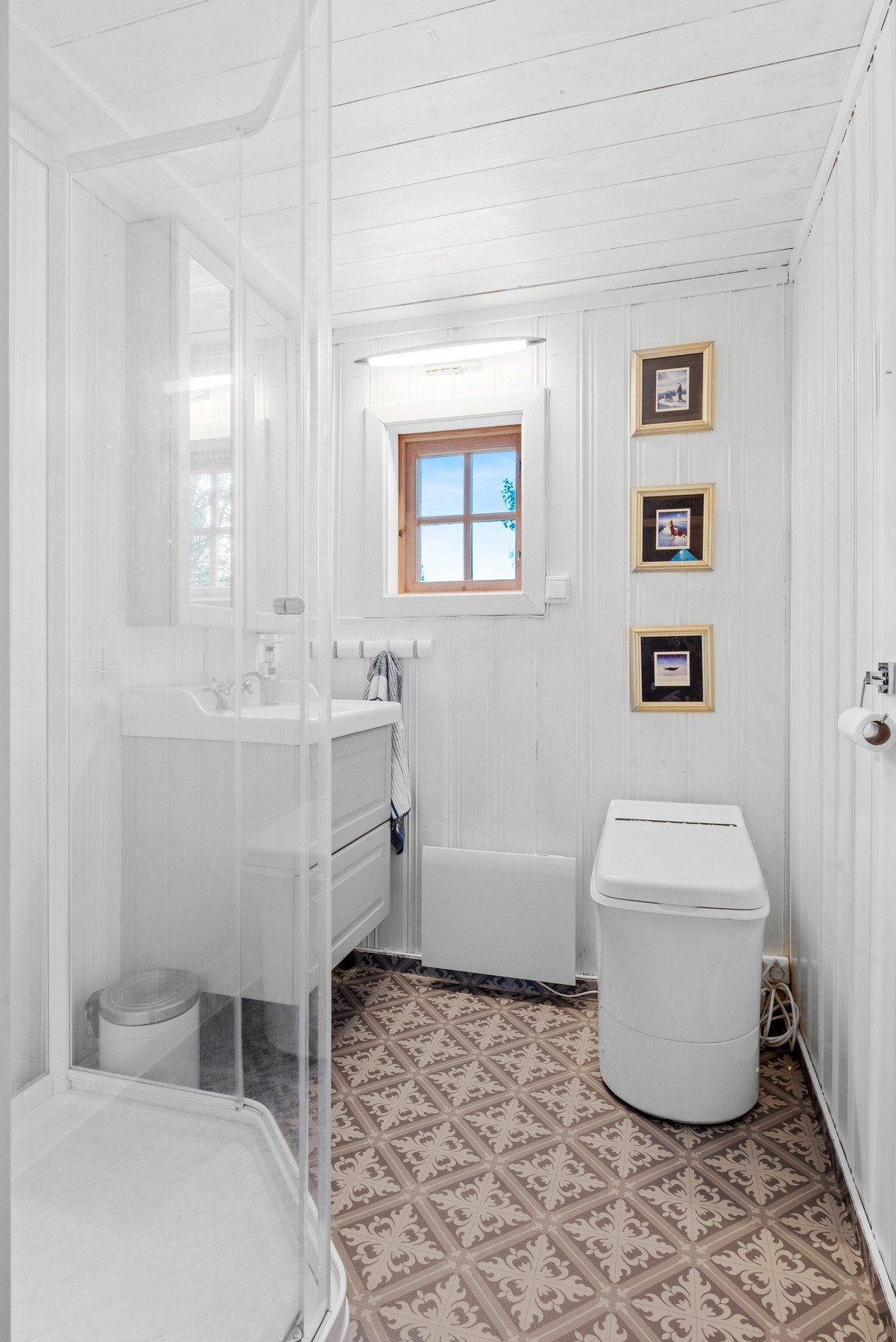 Hytta har oppgradert bad i 2018 med nye vannrør, overflater og inventar. Det er montert forbrenningstoalett. Galleribilde