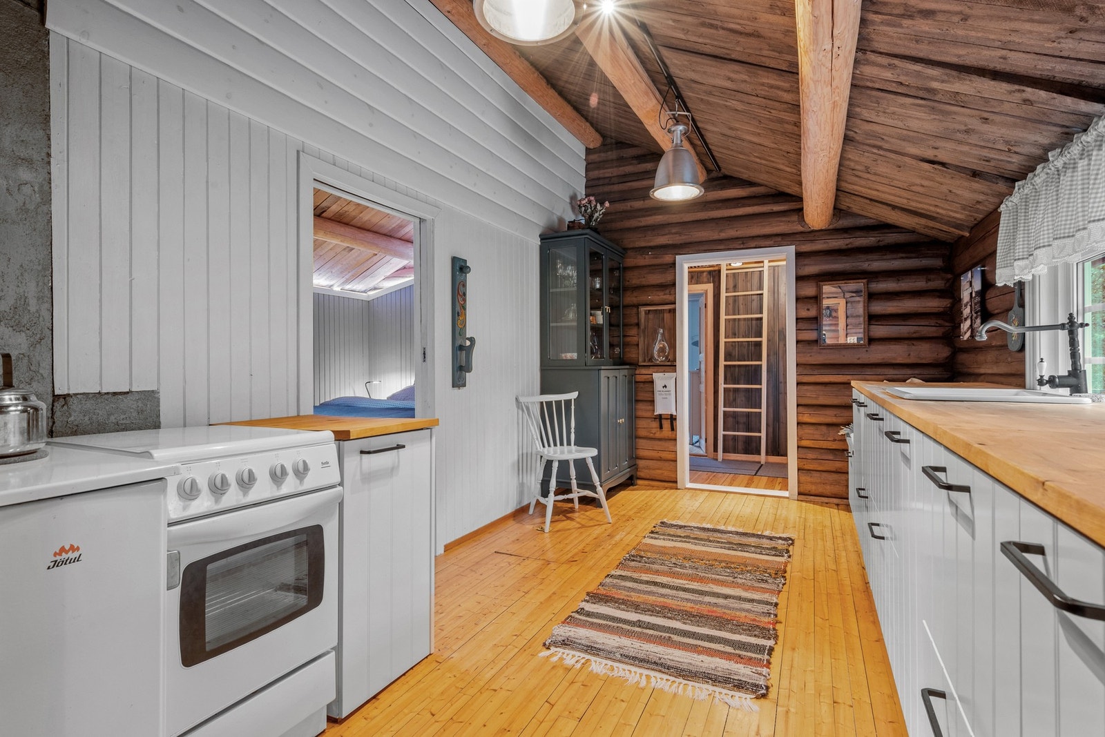 Kjøkkenet har rikelig med skap- og benkeplass. Galleribilde