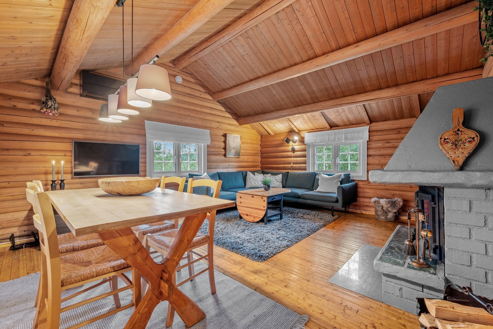 Hovedhytta er på ca. 66 kvm, med gode og romslige oppholdsrom. Galleribilde