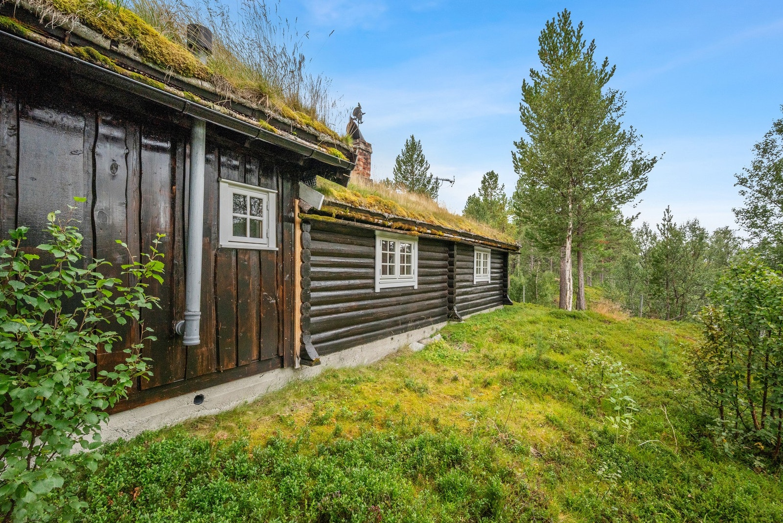 Deler av hytta er tilbygg fra 2013. Vinduer er datert 2013 og 2019 i gammel del. Galleribilde