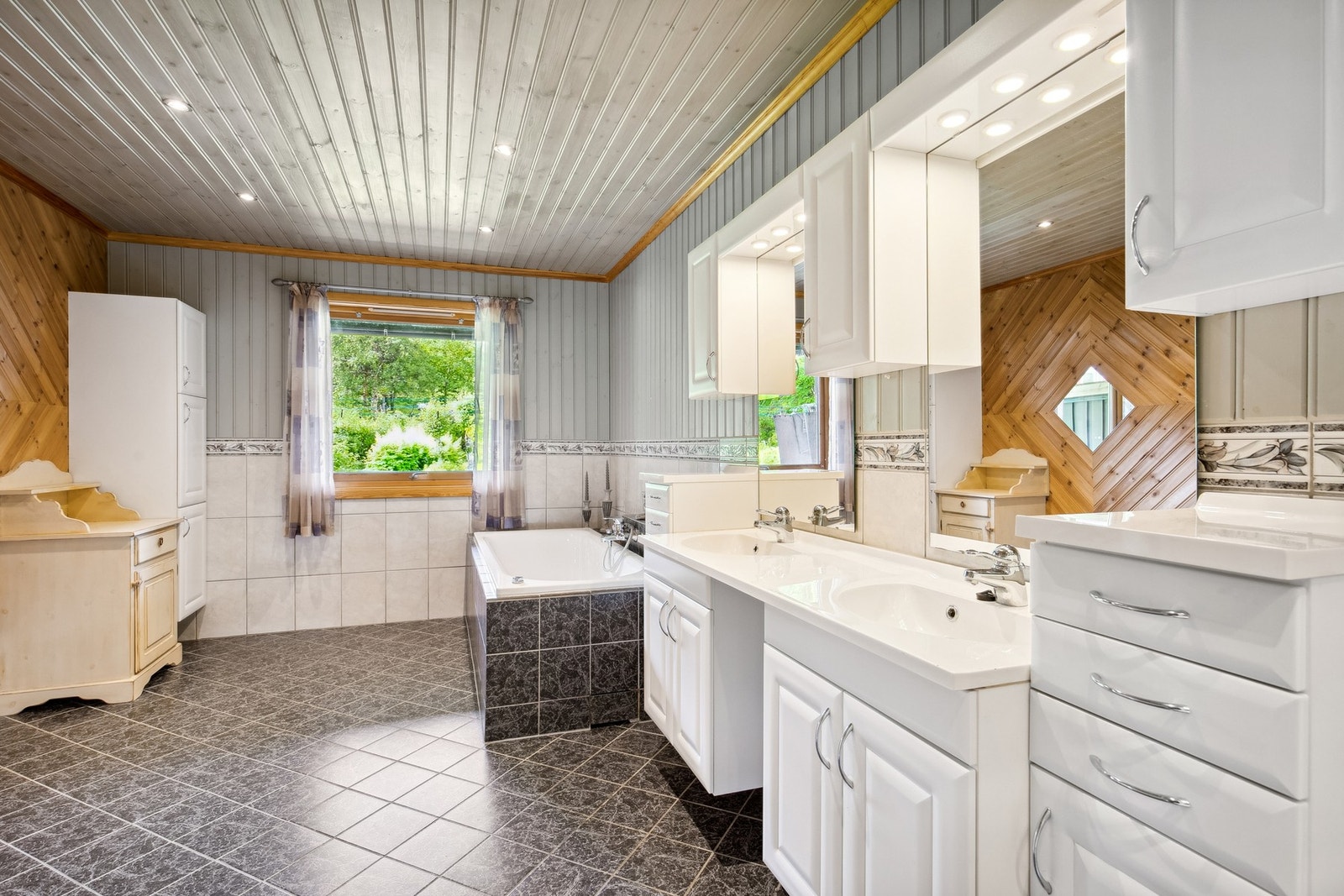 Hovedbad i 1. etasje Galleribilde