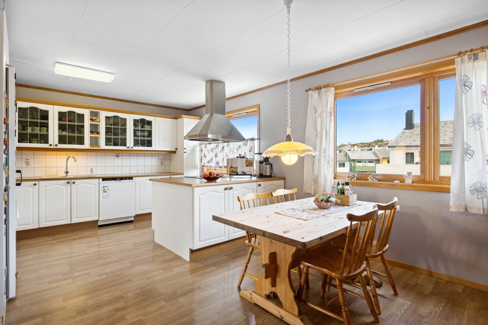 Kjøkken med god plass til spisebord Galleribilde