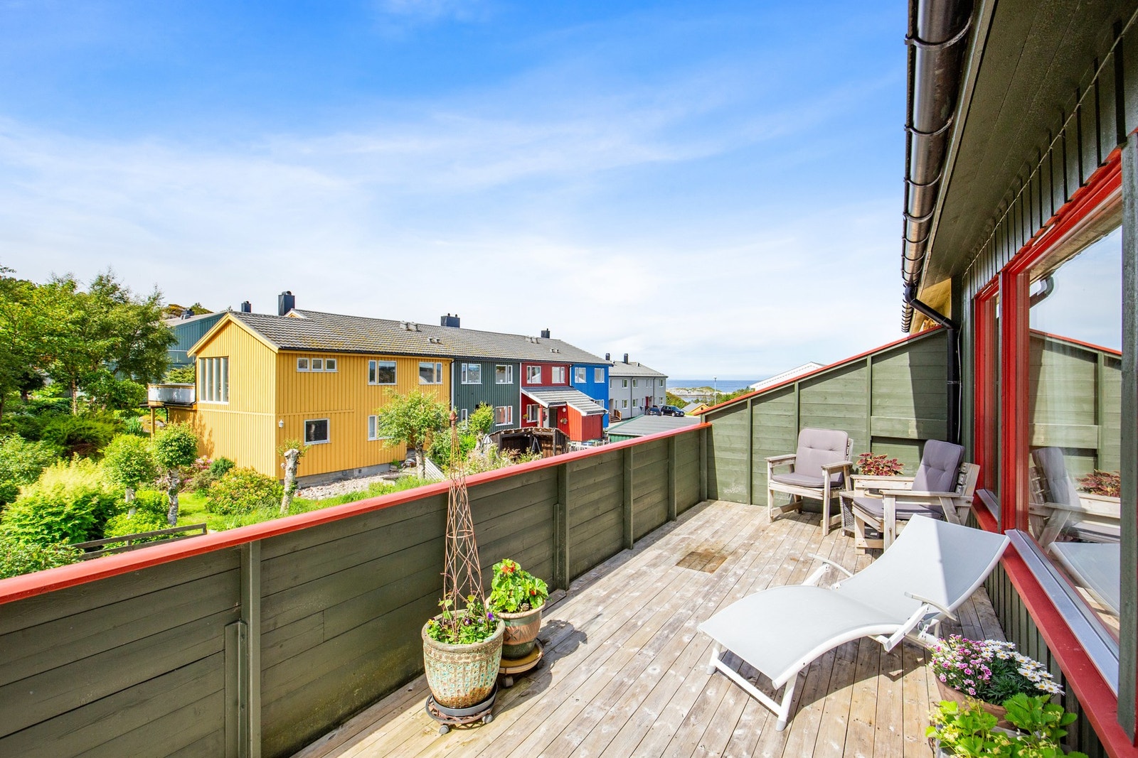 Fra stue i 2. etasje er det utgang til sydvestvendt veranda Galleribilde