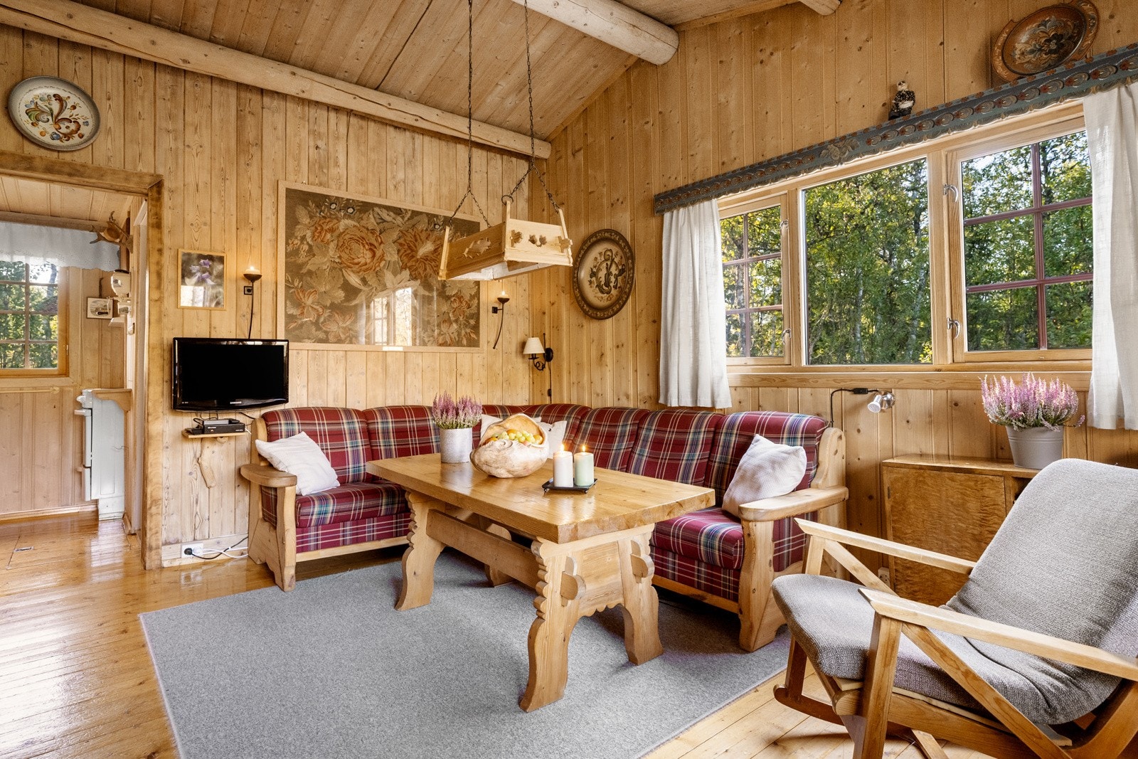 Hytta har en tradisjonell og hyggelig stil, med god plass til både familie og gjester Galleribilde