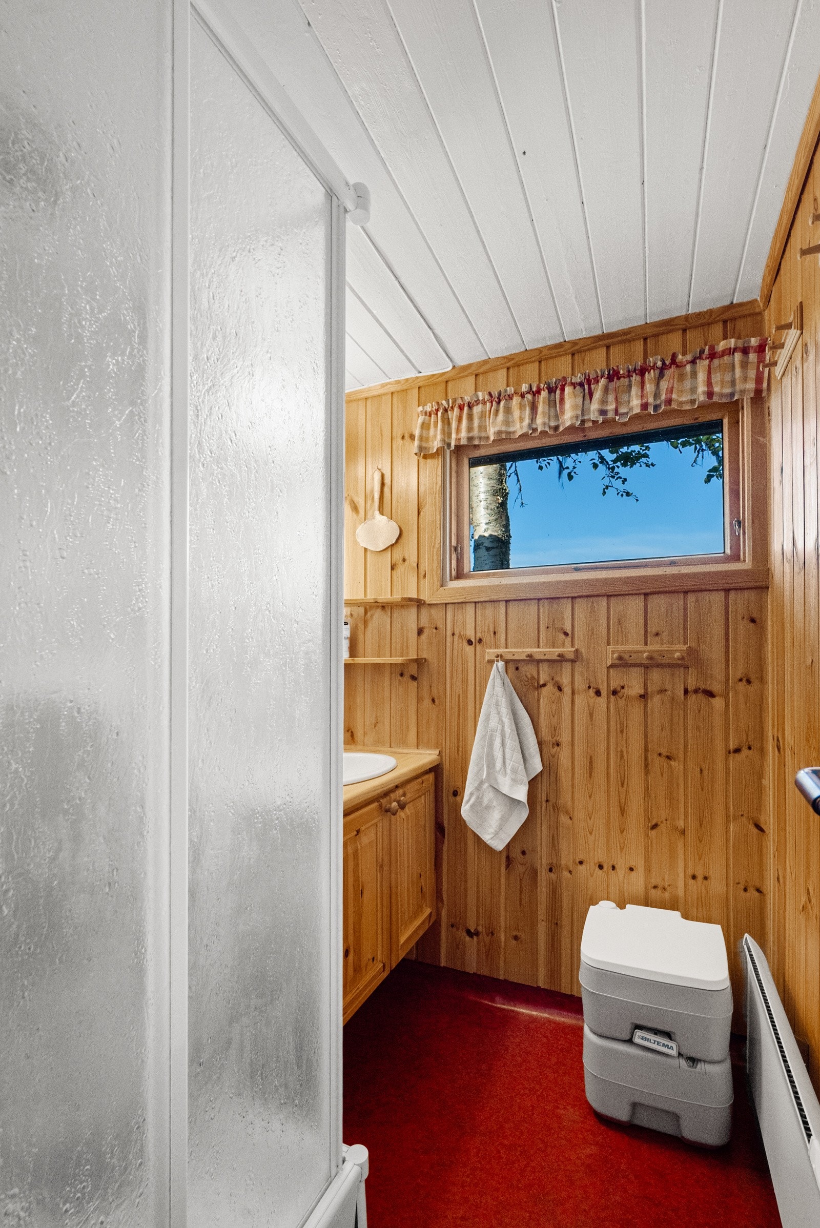 Det har dusjkabinett med vann fra beholder og elektrisk pumpe, samt servant med vann fra en vanntank plassert på loftet. Denne fylles med vann fra brønn. Galleribilde