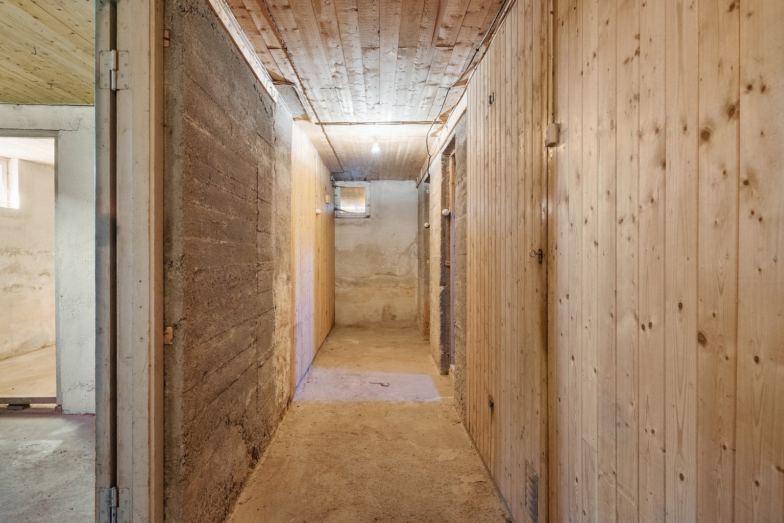 Leiligheten har 2 boder i kjeller og 1 bod på loft. I tillegg andel i fellesarealer både i kjeller og på loft Galleribilde