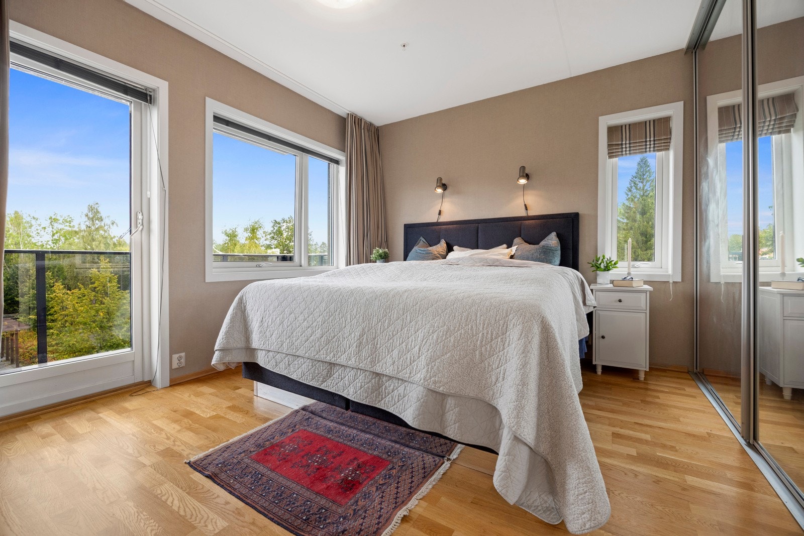 Hovedsoverom med utgang til østvendt veranda med morgensol Galleribilde