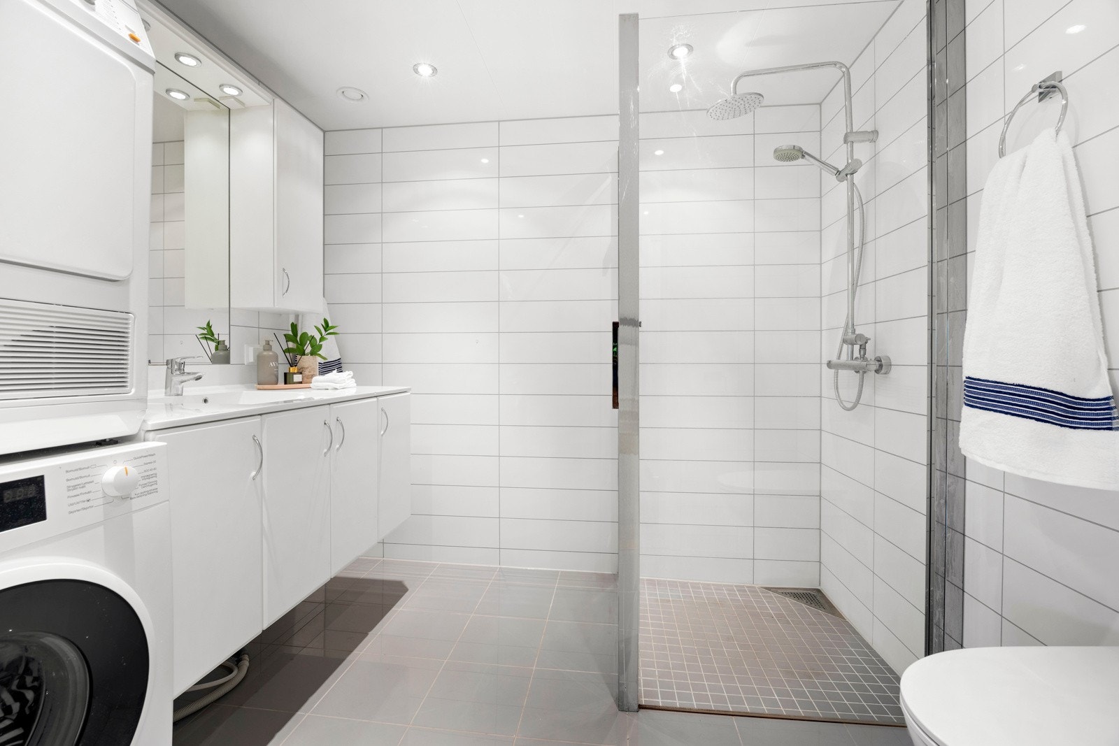 Pent og romslig baderom Galleribilde