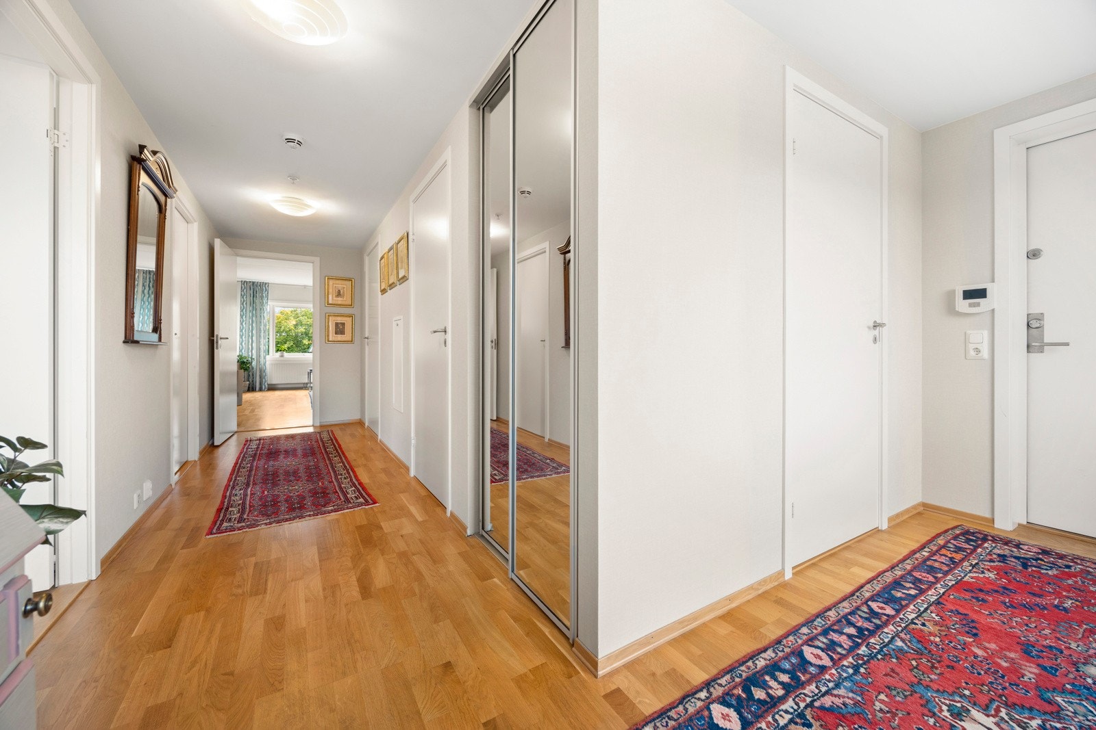 Entré / gang med god garderobeplass og tilgang til gjestetoalett Galleribilde