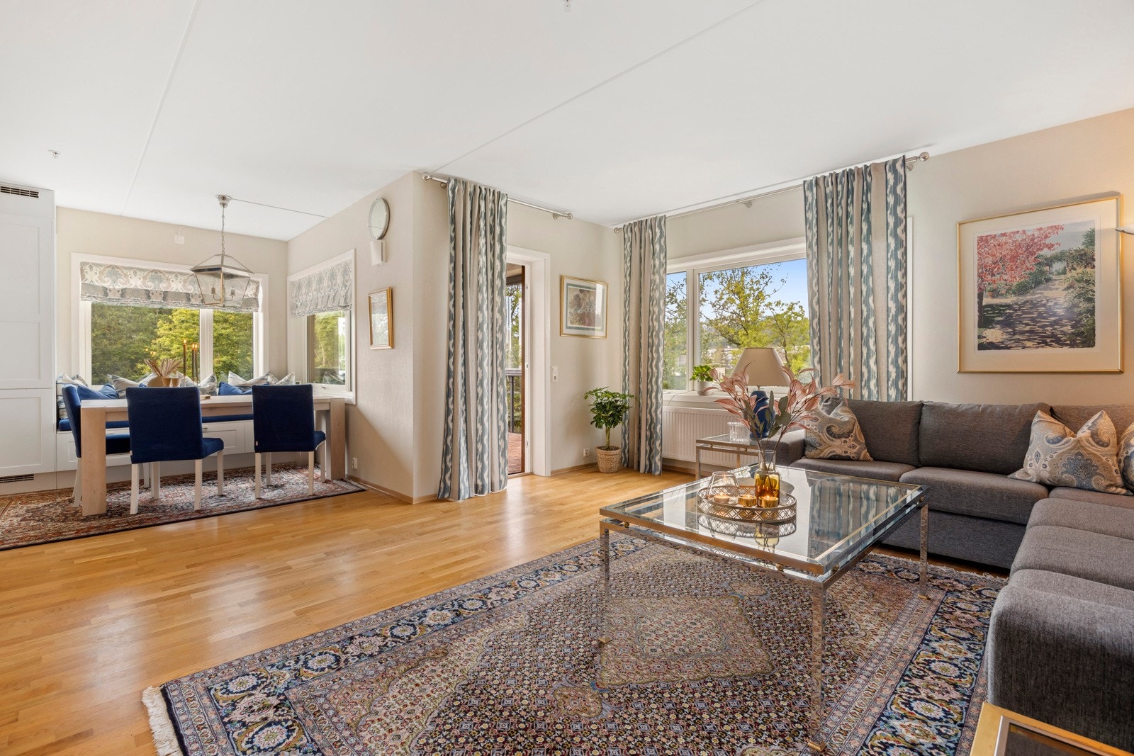 Lys og romslig stue/kjøkken i åpen løsning med god takhøyde (ca. 2,53 m) og utgang til solrik veranda mot vest Galleribilde