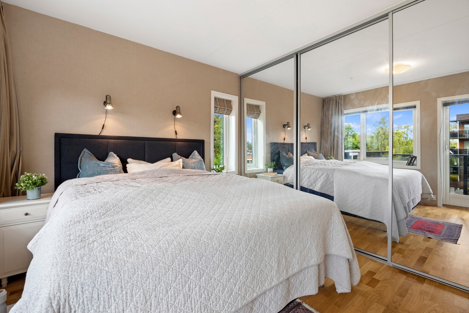 Hoverdsoverom med stor garderobeløsning Galleribilde