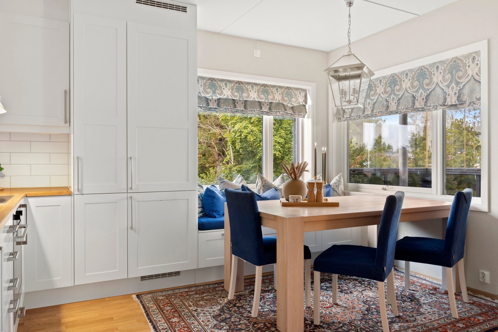 Hyggelig spiseplass ved kjøkkenet Galleribilde