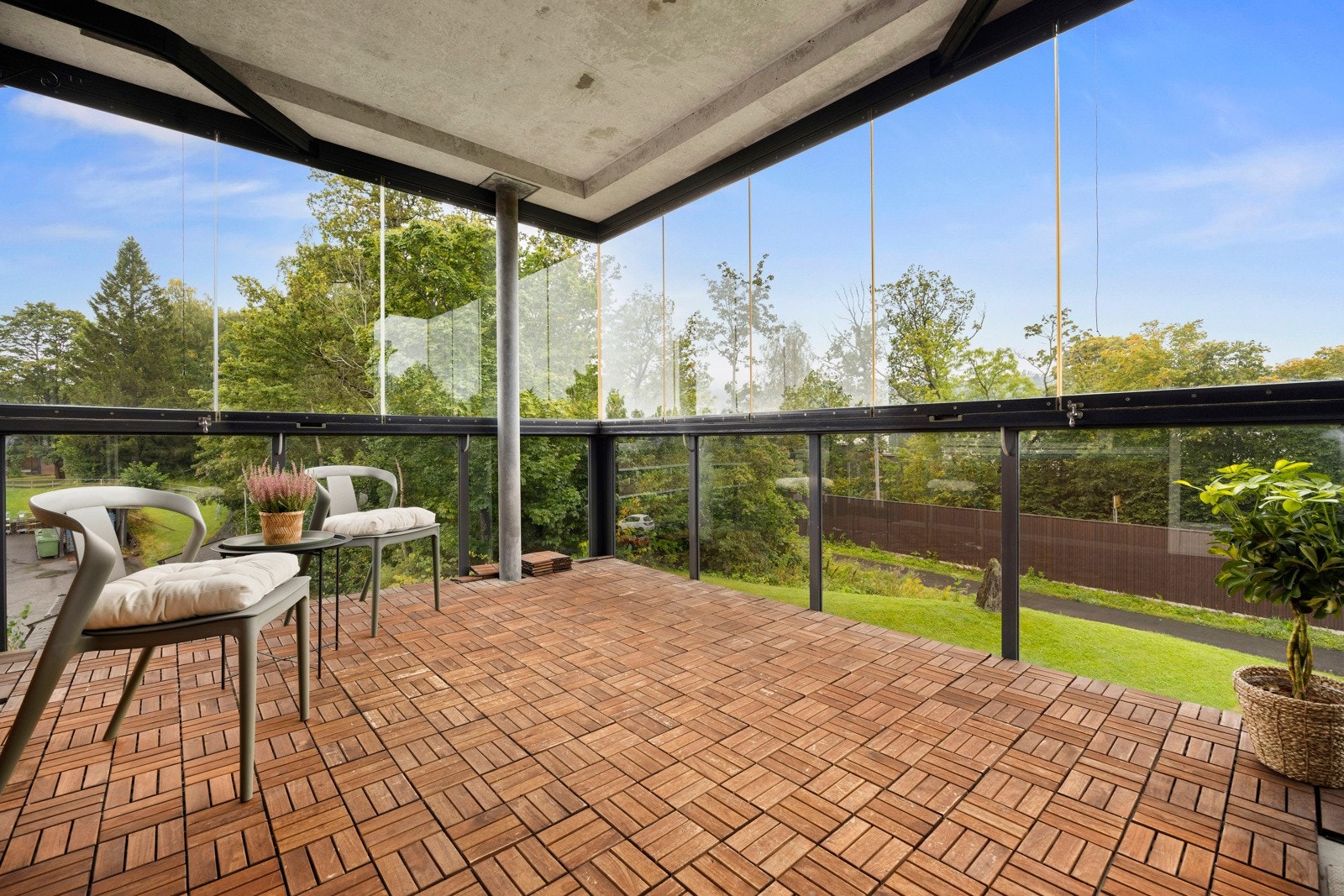 Stor, vestvendt og innglasset balkong med gode solforhold og minimalt med innsyn Galleribilde