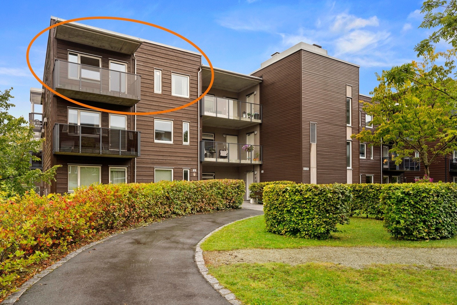 Leiligheten er gjennomgående i bygget med verandaer på begge sider Galleribilde