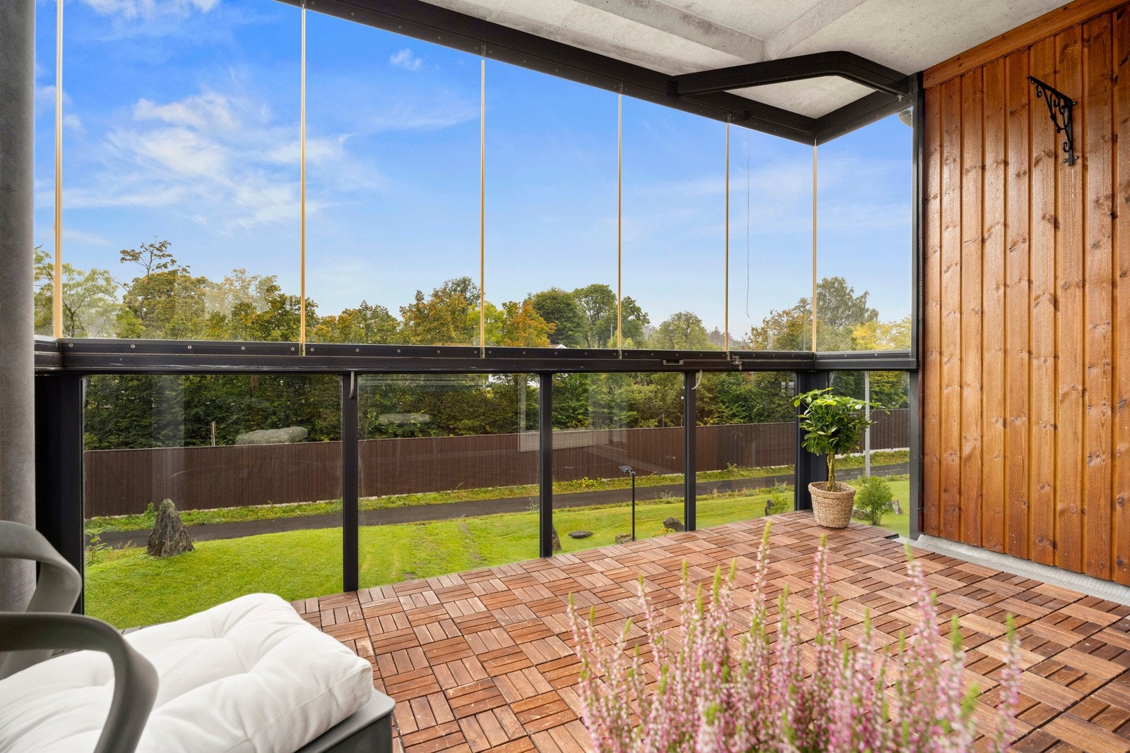 Stor, vestvendt og innglasset balkong med gode solforhold og minimalt med innsyn Galleribilde