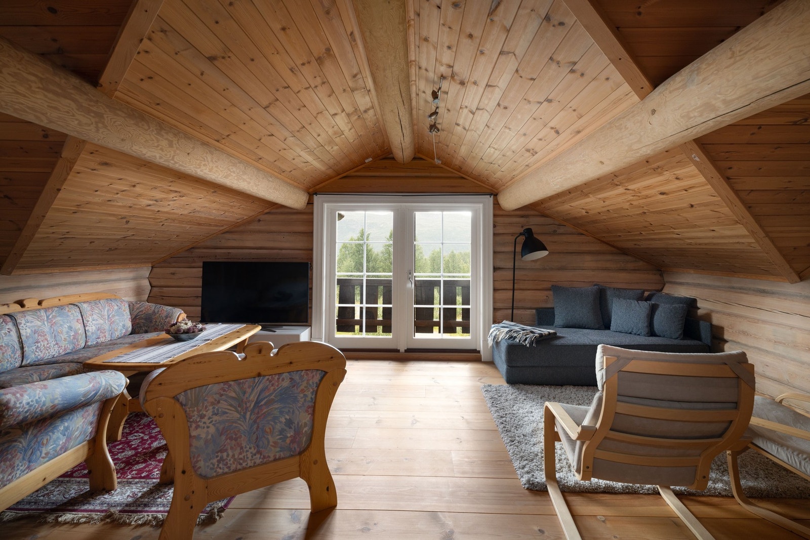 Fra stuen er det utgang til en koselig balkong Galleribilde