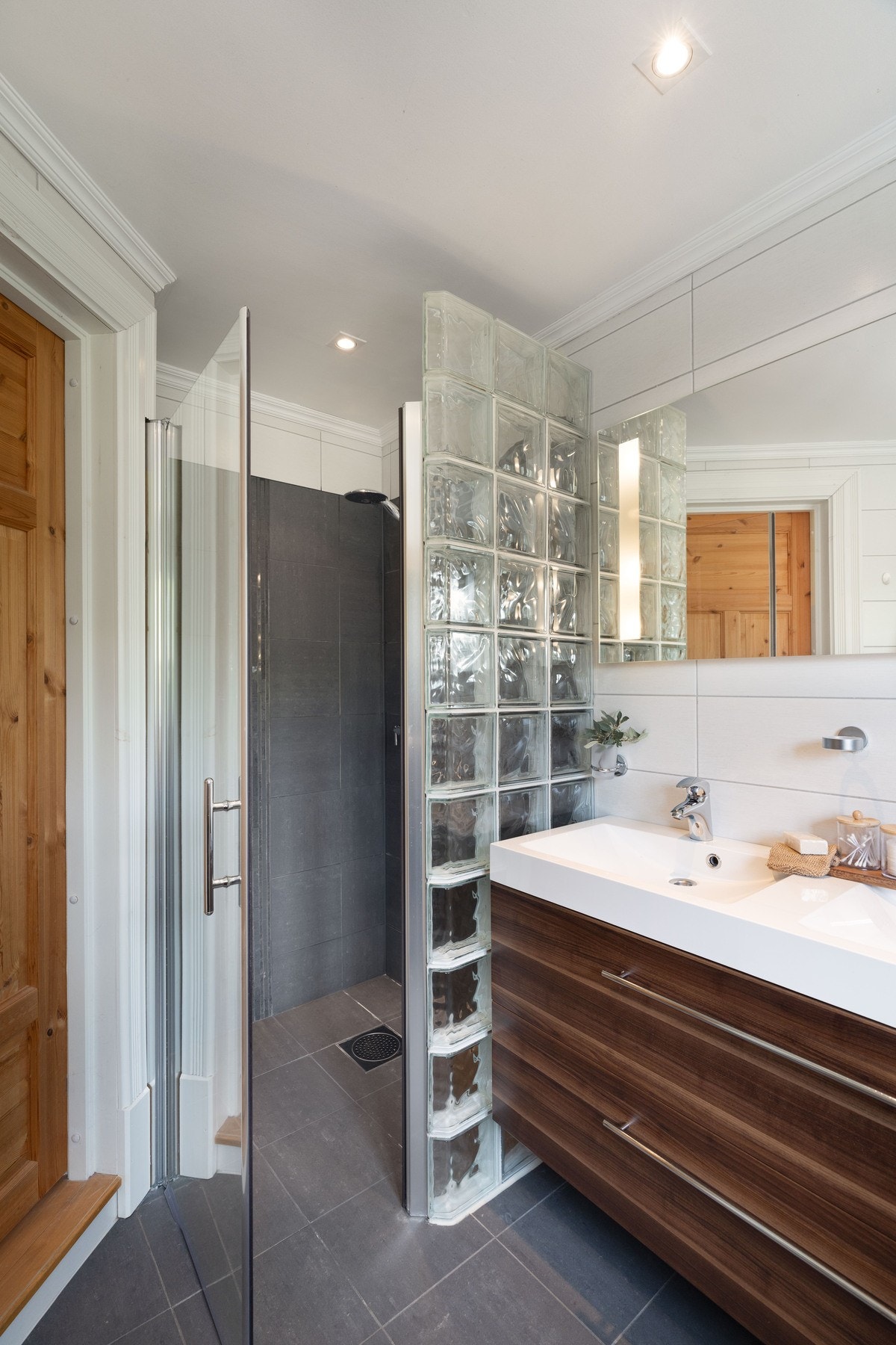 Badet har også en stor hjørnedusj Galleribilde