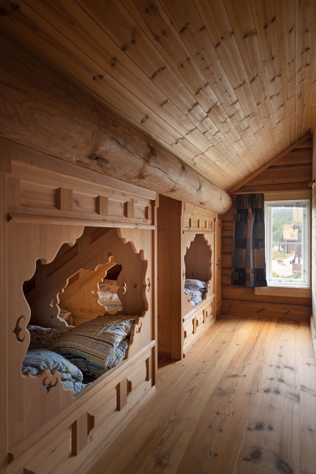 Her er lite overlatt til tilfeldighetene. 4 soverom i andre etasje, disse rommene er like. Galleribilde