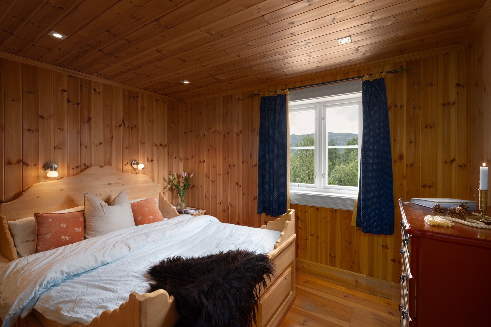 Drøm søtt i myke dyner omringet av frisk fjelluft Galleribilde