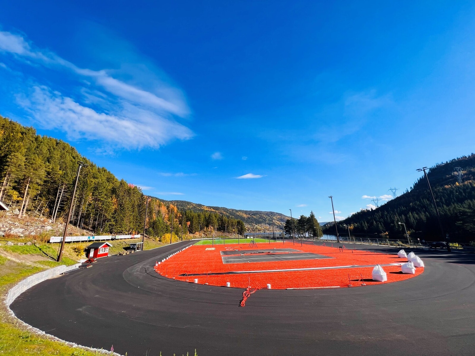 Aktivitetsparken i Hol kan by på blant annet padelbane, fotballbane, trampoliner og treningsapparater Galleribilde