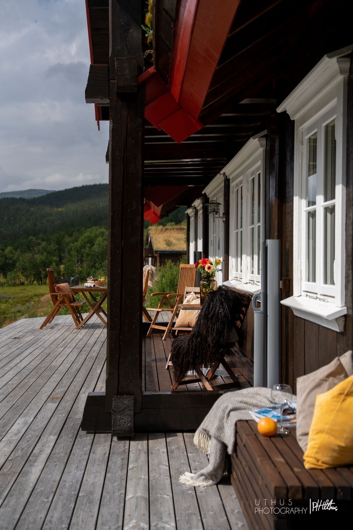 Sett deg inntil solveggen og kjenn naturens nærhet Galleribilde