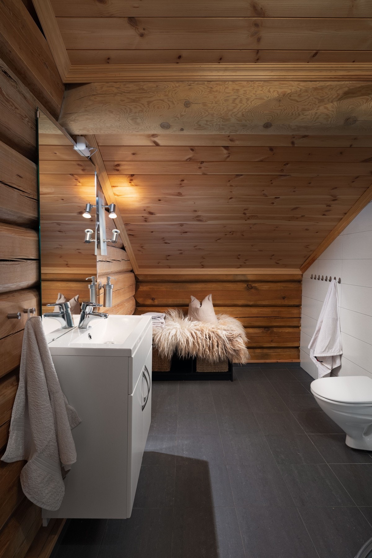 Hyttens andre etasje har også et toalettrom Galleribilde