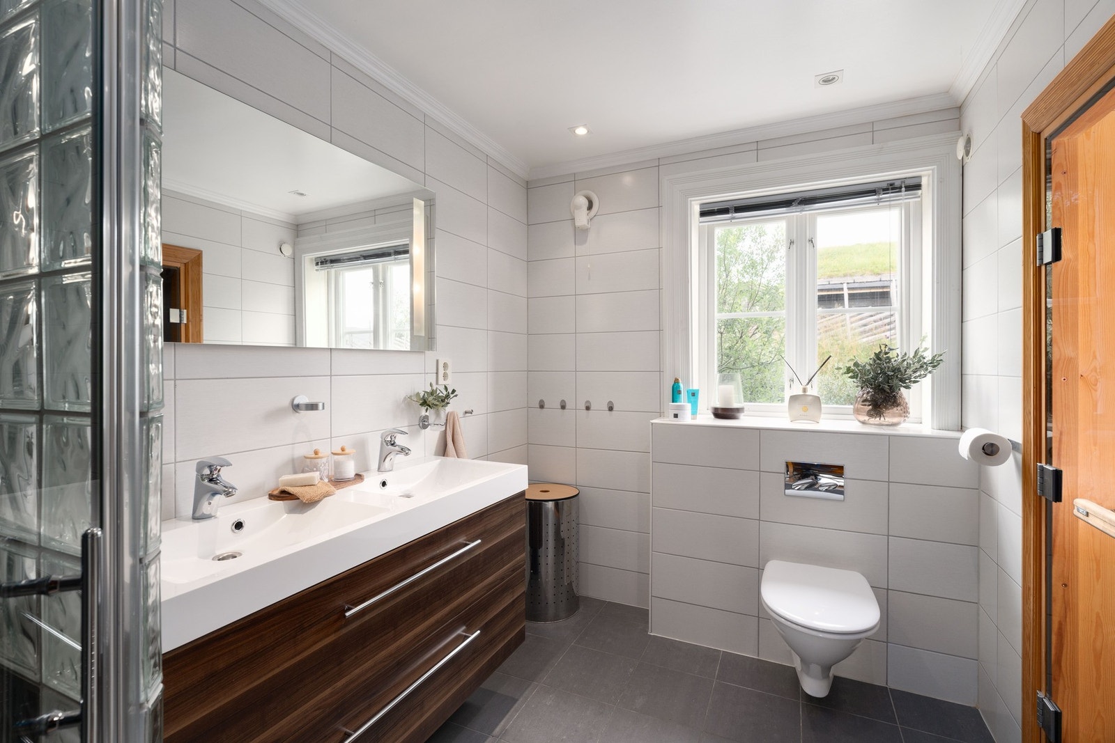 Lyst og lekkert, flislagt bad Galleribilde